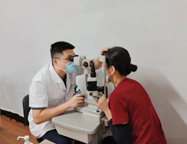 常胜策略 浙江女子一到晚上眼睛就发痒：睫毛上附着10个灰白色虫体蠕动，还有大量黑色虫卵，竟与老伴有关